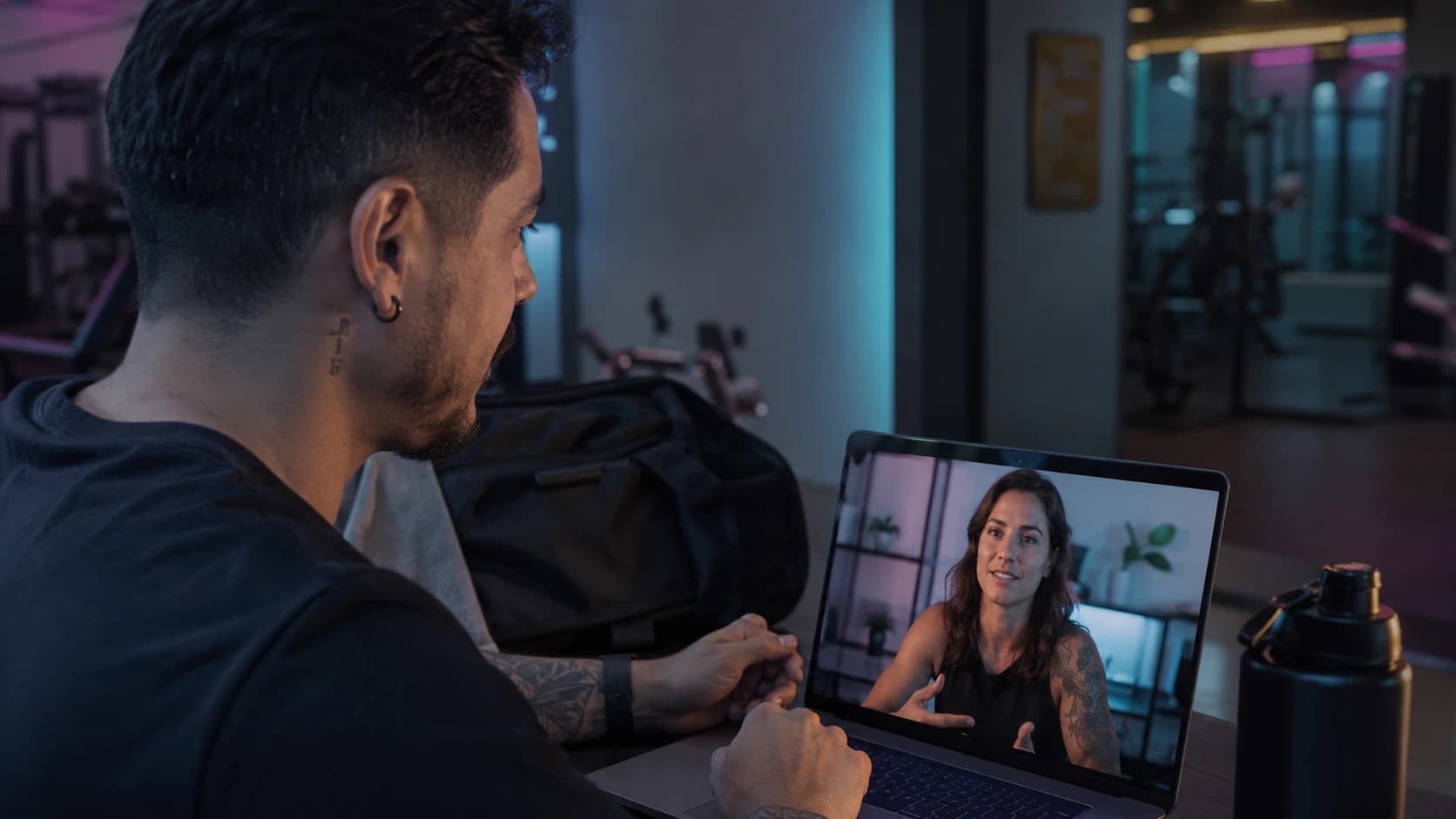 Pessoa participando de uma ligação estratégica por vídeo