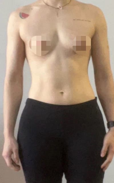 Depois do acompanhamento de Caru Kina, treina há menos de 1 ano no Protocolo T. Não faz uso de T e faz acompanhamento com o nutricionista do time