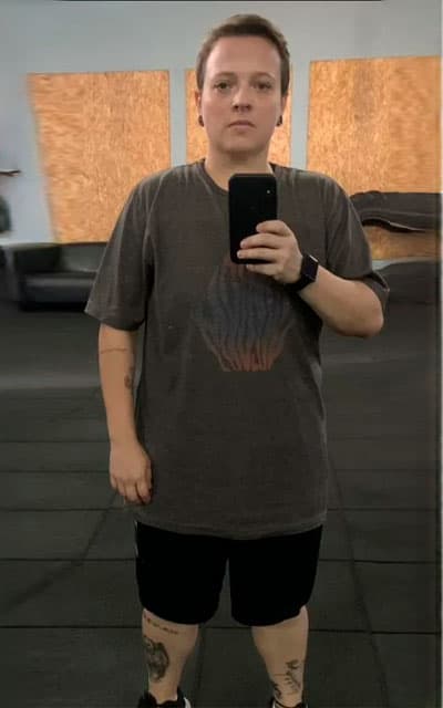 Depois do acompanhamento de Gerage - 10 meses de acompanhamento - 30kg a menos; redução do volume de mamas e quadril; sem uso de T